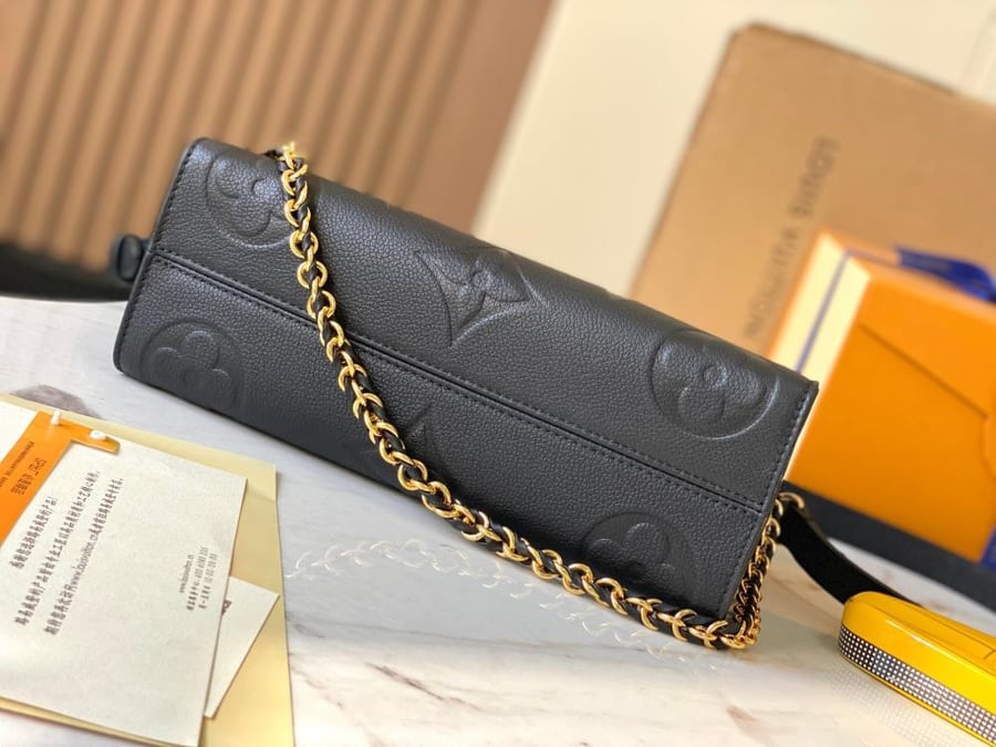 شنطة لوي فيتون ONTHEGO EAST WEST مقاس25cm