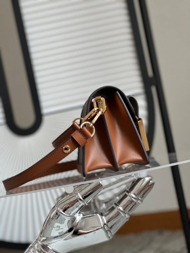 شنطة لوي فيتون Dauphine Lock XL مقاس20cm