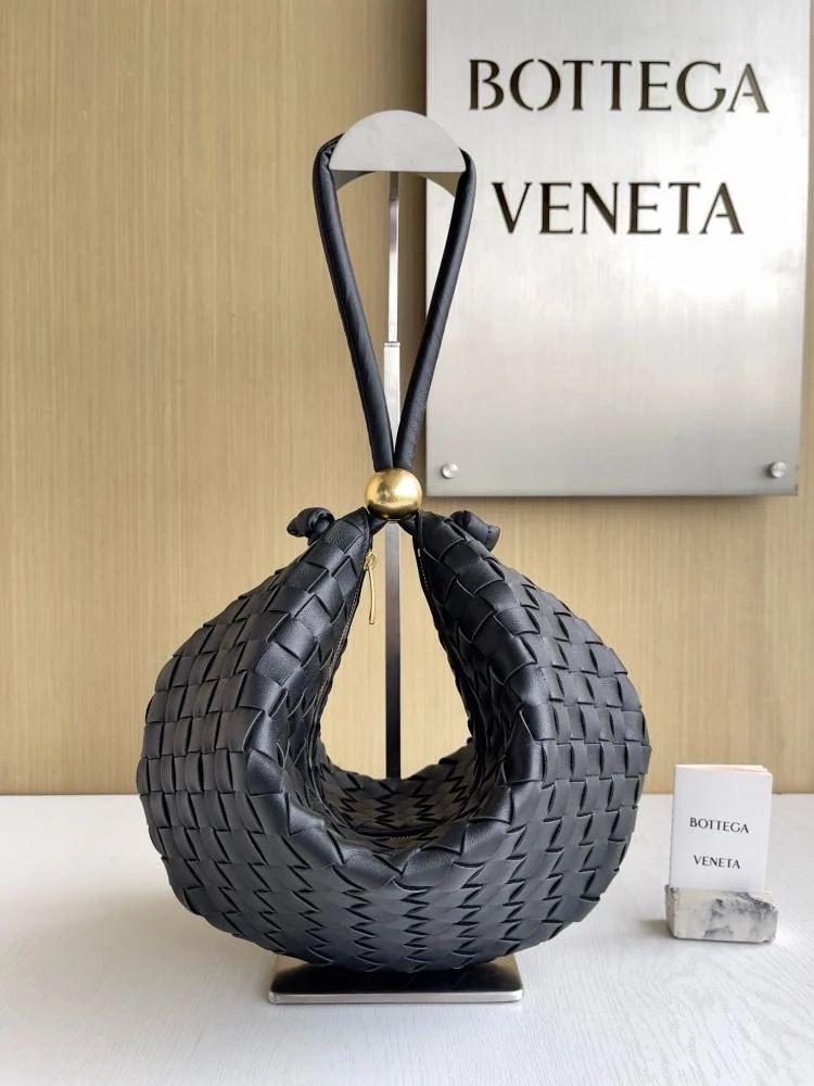 شنطة بوتيقا Medium Turn Pouch مقاس 39cm