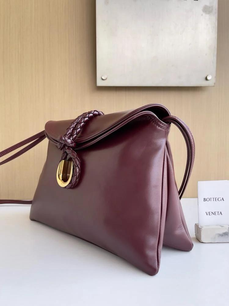 شنطة بوتيقا Winter Liberta مقاس 30cm