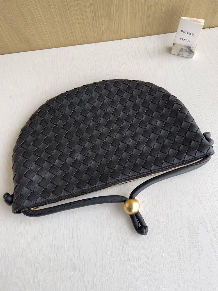 شنطة بوتيقا Medium Turn Pouch مقاس 39cm