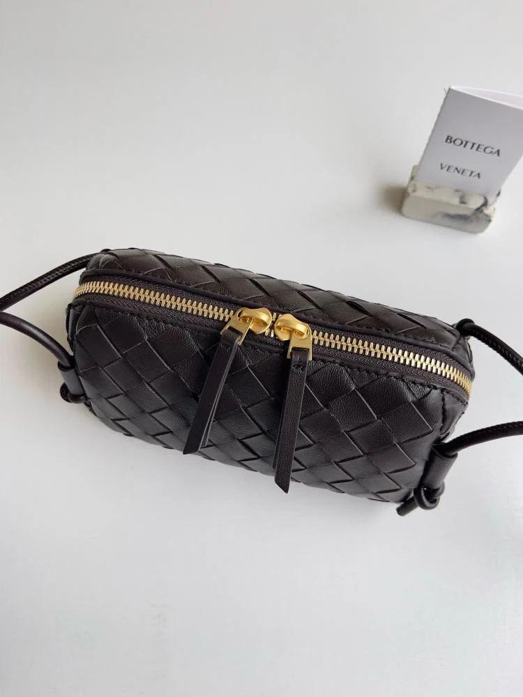 شنطة بوتيقا LNTRECCIATO CONCERT POUCH مقاس 18.5cm