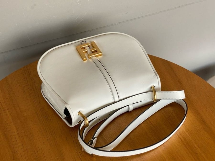 حقيبة Fendi C’mon لون ابيض مقاس21سم