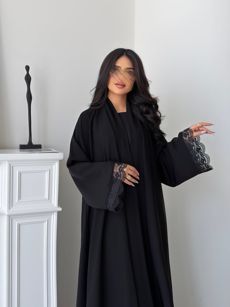 عبايات ناعمة سوداء