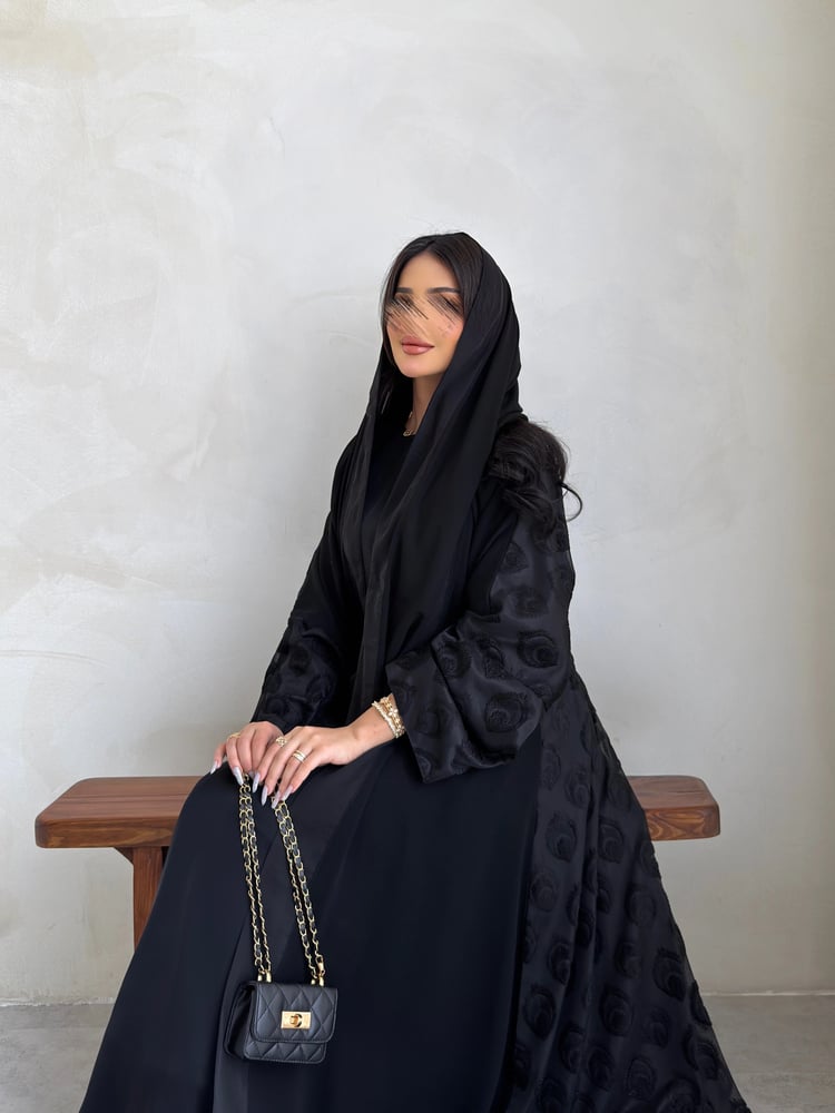 عباية سوداء حرير