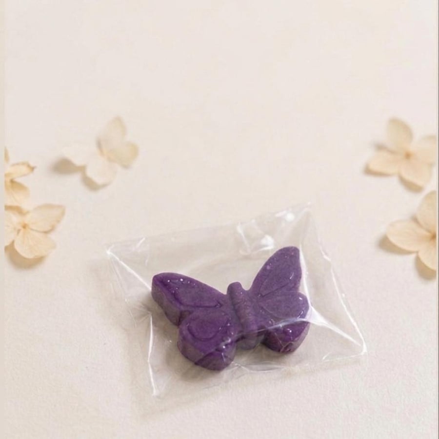 مستكة معطرة بتصميم فراشة