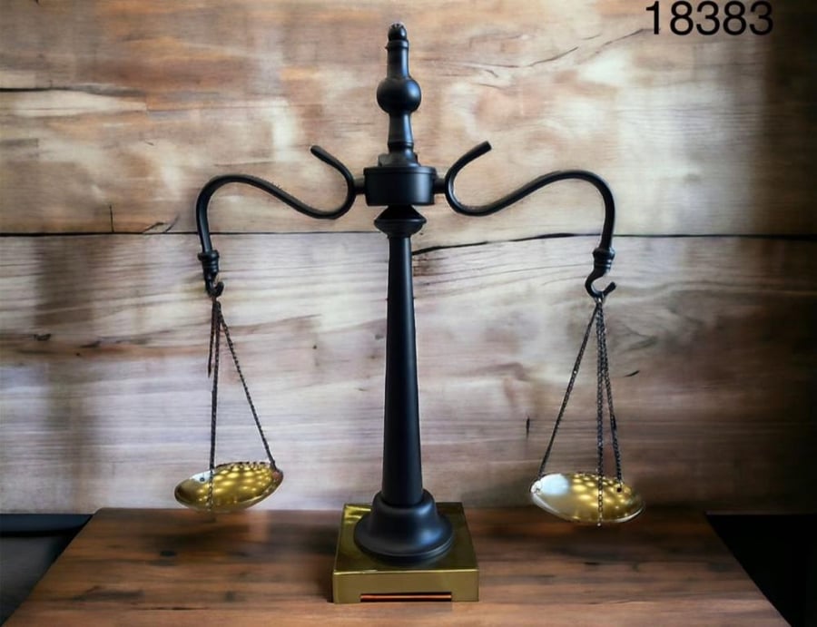 ميزان  العدالة مطلي بالاسود والذهبي   ⚖️
