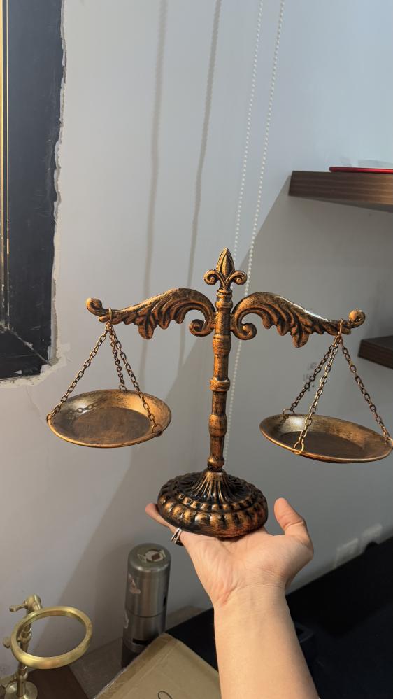 ميزان العدالة الديكوري الكلاسيكي ⚖️