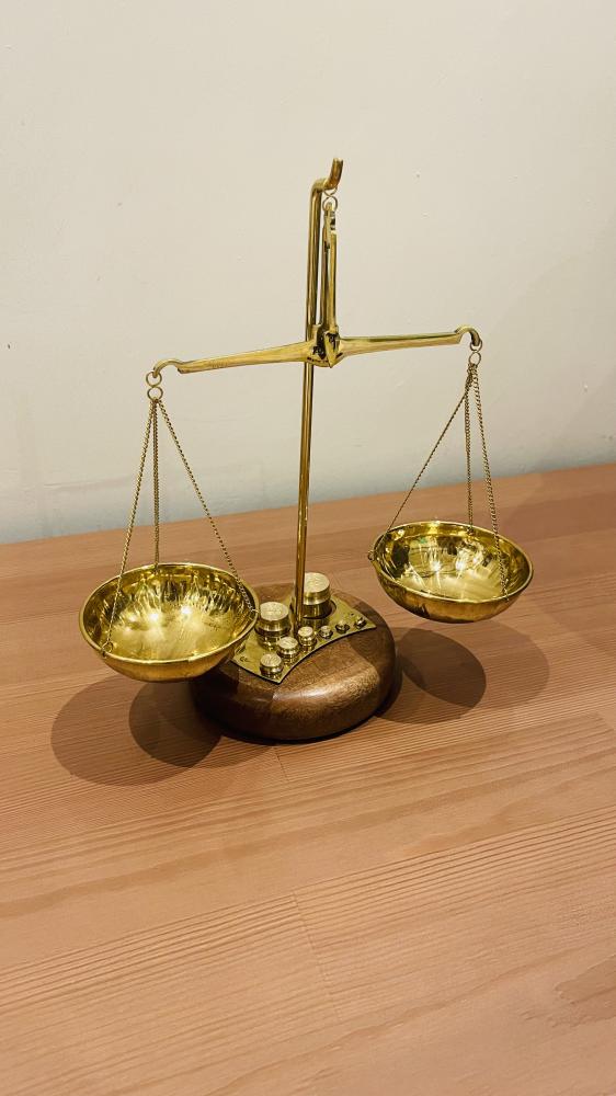 ميزان العدالة بكفتين دائرية ⚖️️