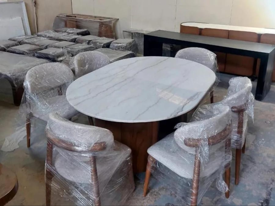 Elegant-looking dining table with 6 chairs