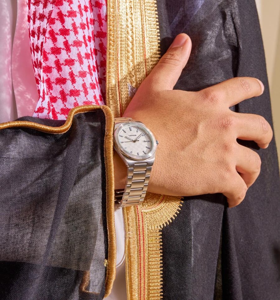 ساعة بلون فضي لافوس