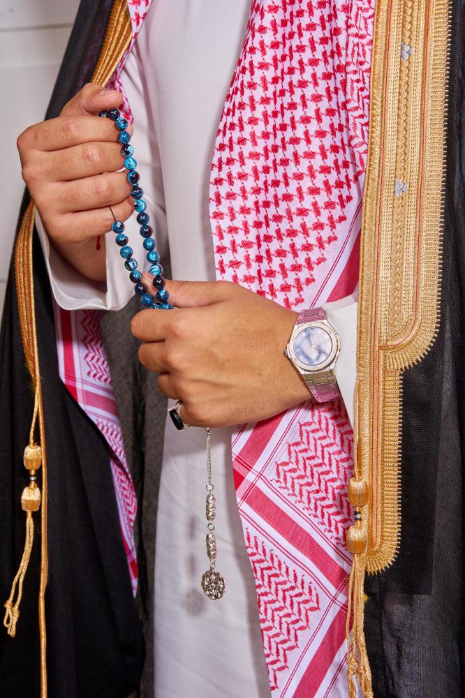 ساعة رجالية  بلون فضي ميناء ازرق مميزه بارقام عربية
