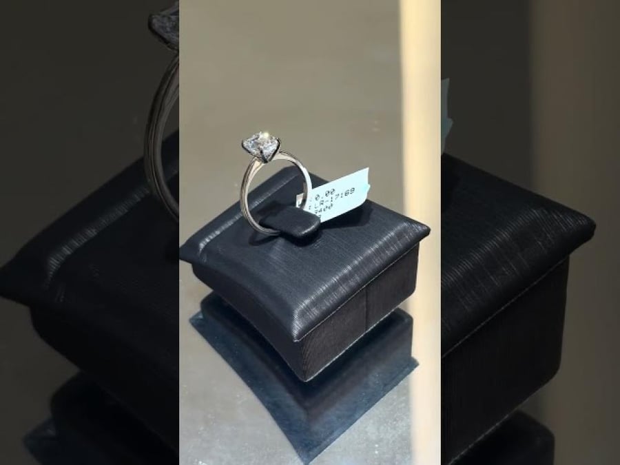 سويكت - خاتم الماس مختبري تصميم إميرالد فخم جدا ذهب ابيض عيار 18 الوزن 2.94 جرام و 2.05 قيراط الماس بنقاوه VVS2 ولون F