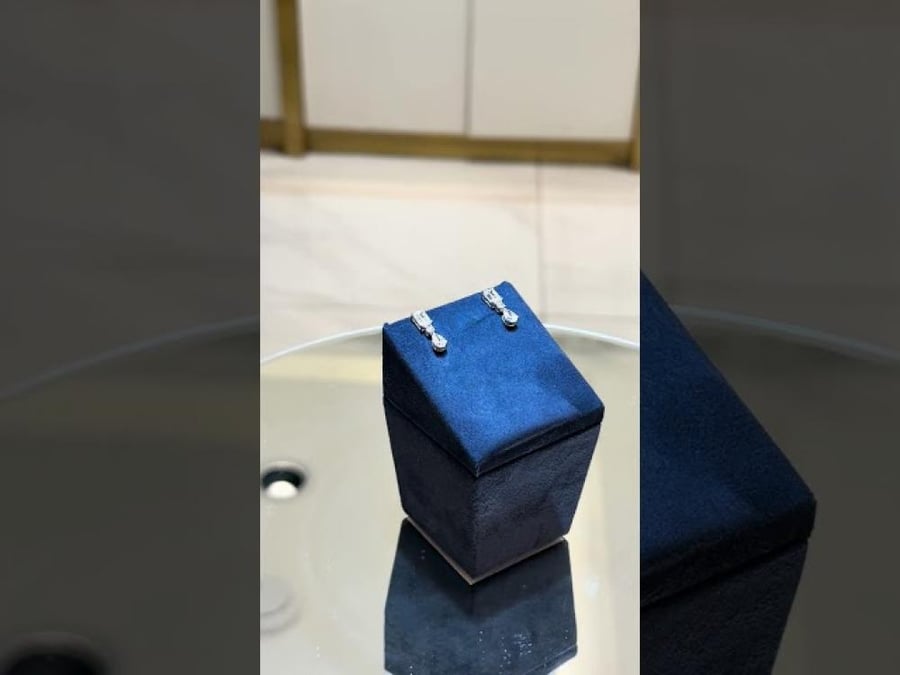 سويكت - حلق الماس طبيعي تصميم سولتير وباقيت فخم وانيق ذهب ابيض عيار 18 الوزن 2.54 جرام و 2.13 قيراط الماس بنقاوه VS-SI ولون G-H