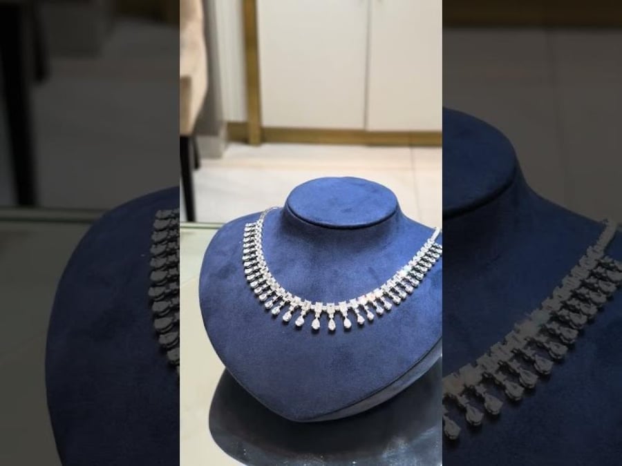 سويكت - عقد الماس سولتيرات طبيعي تصميم الدمعات الراقي ومرصع بالماس باقيت فخم ذهب ابيض عيار 18 الوزن 29.90 جرام و 21.03 قراط الماس بنقاوه VS-SI ولون G-H