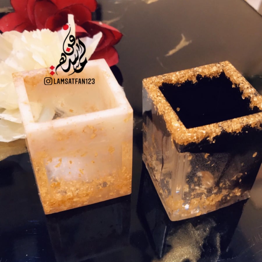 حامل اقلام او حامل شموع او فرش