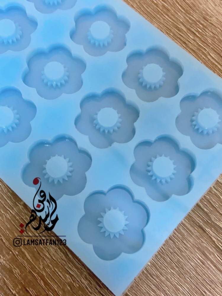 قالب وردات بفتحة في الوسط