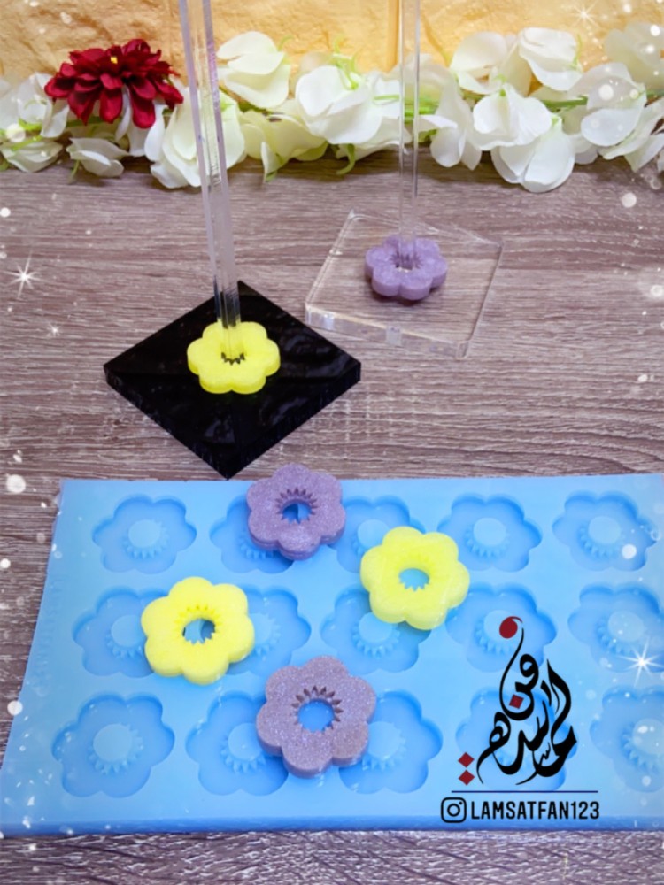 قالب وردات بفتحة في الوسط