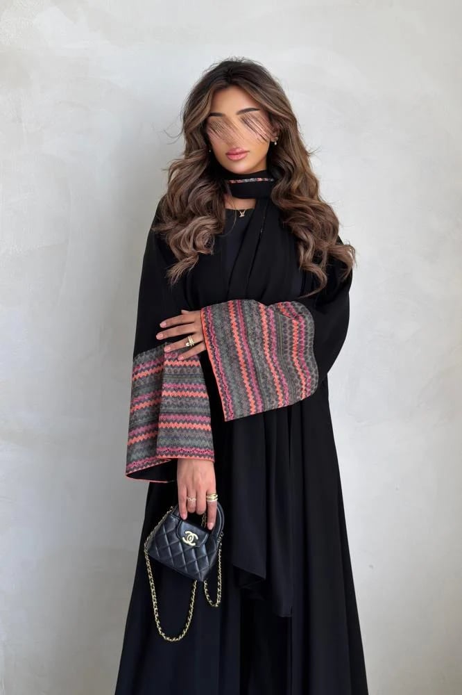 عبايات اكمام ملونه