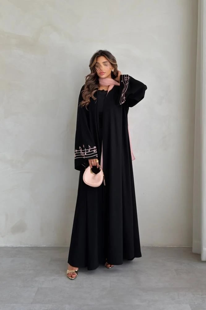 عباية سوداء مطرزة