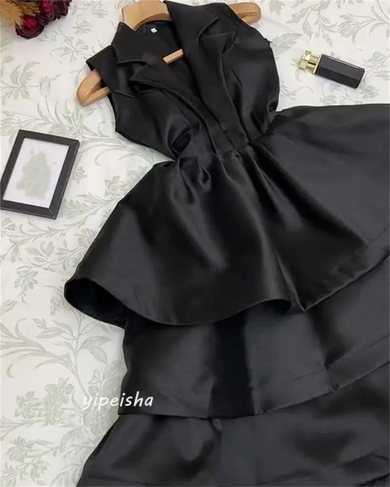 فساتين سهرة ذات ثنيات متدرجة مخصصة على شكل حرف A ورقبة على شكل حرف V مناسبة مخصصة بطول الركبة