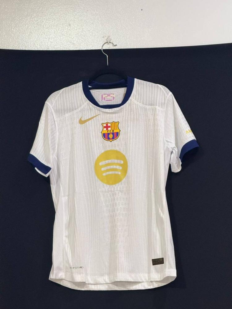 تيشيرت برشلونة الأبيض 2026/2025