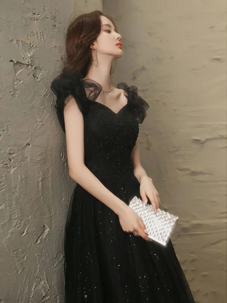 فستان سهرة أنيق أبيض بريش، بتصميم ياقة معلقة