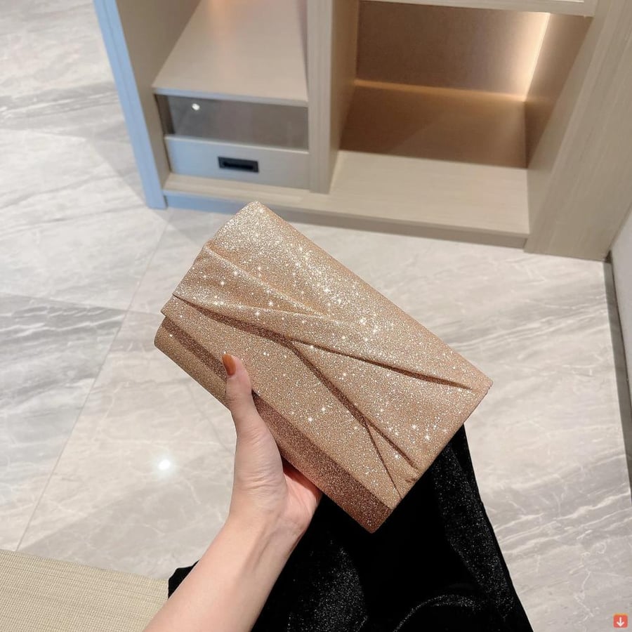 حقيبة صغيرة لامعة بسلسلة