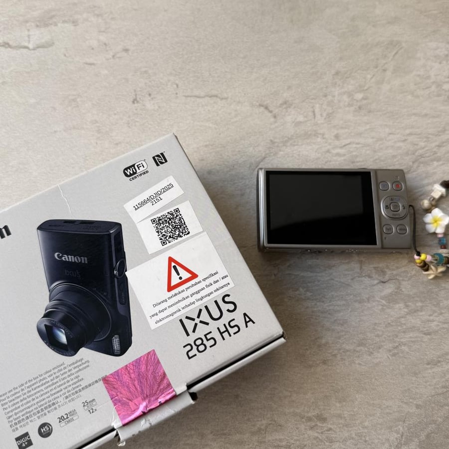 Canon ixus 285 with original box ( used in mint condition)