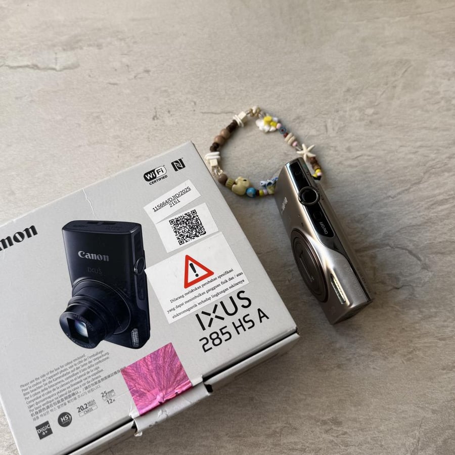 Canon ixus 285 with original box ( used in mint condition)