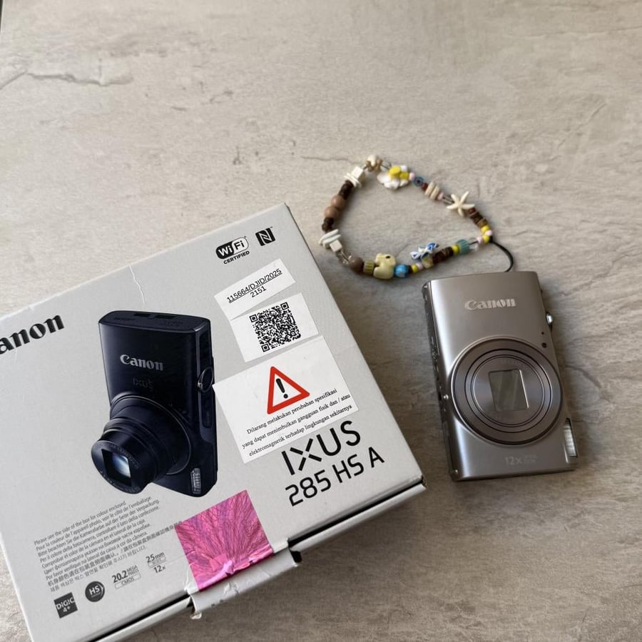 Canon ixus 285 with original box ( used in mint condition)