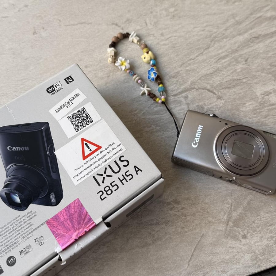 Canon ixus 285 with original box ( used in mint condition)
