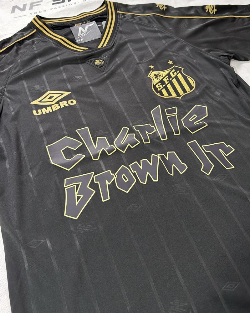 تيشيرت سانتوس 2024 – إصدار Charlie Brown Jr الخاص – أسود وذهبي –