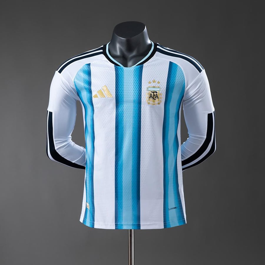 تيشيرت منتخب الأرجنتين الأساسي لكأس العالم 2026 بأكمام طويلة - نسخة اللاعبين