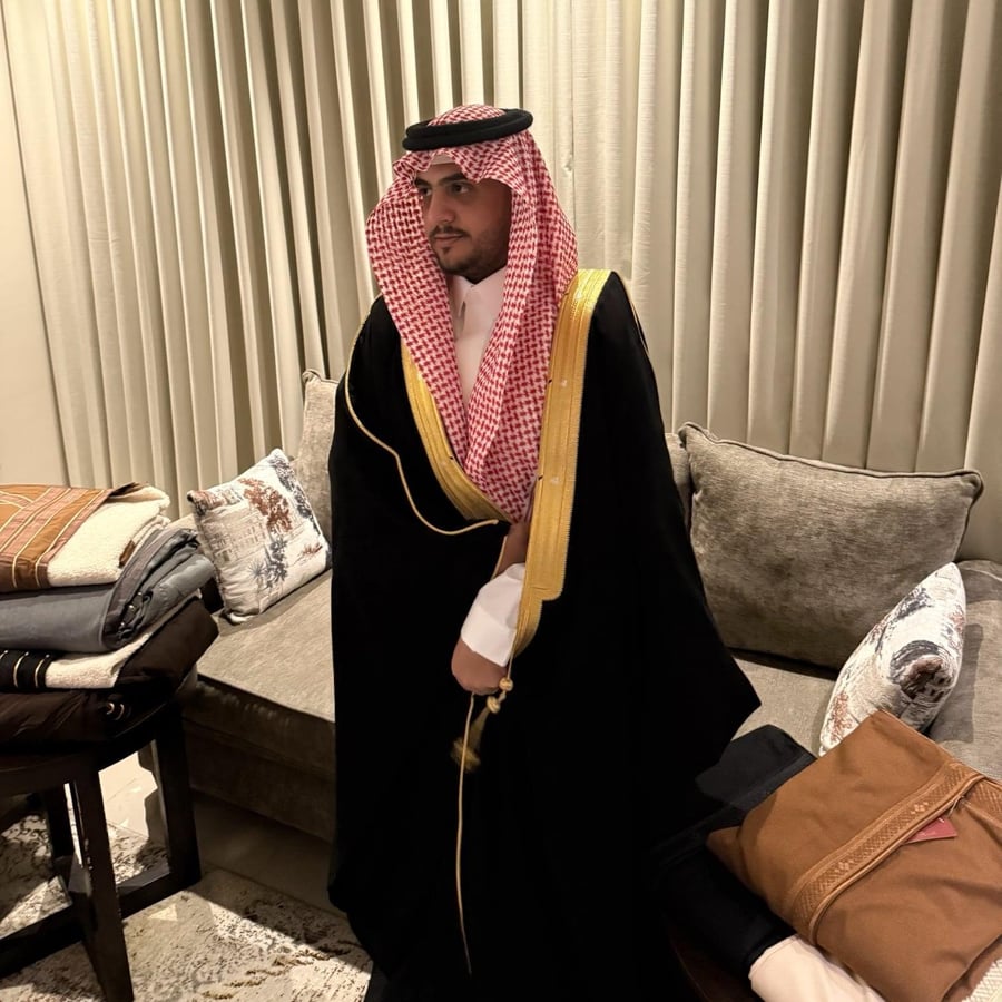 بشت التفصيل الخاص الغاطين الملكي اللون الأسود