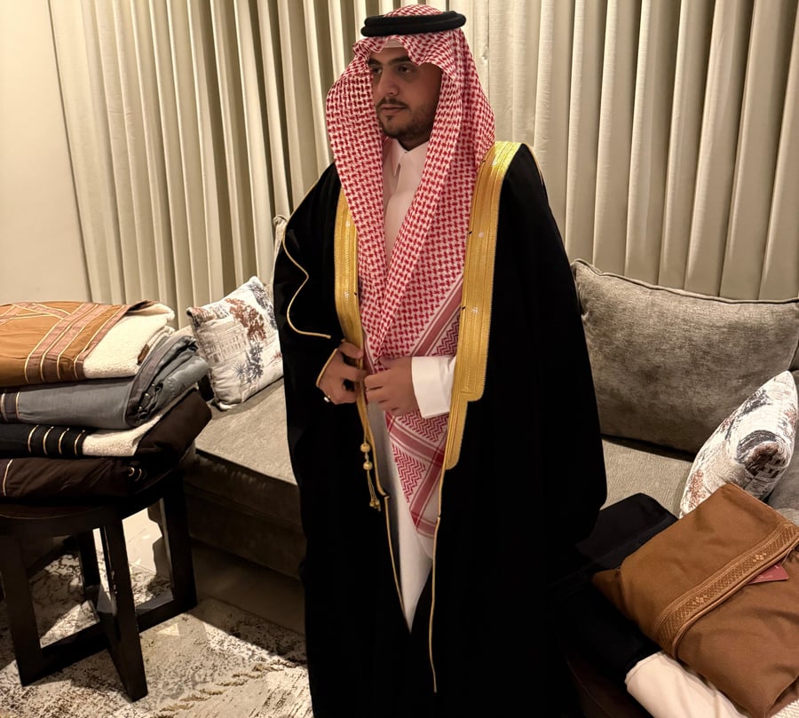 بشت التفصيل الخاص الغاطين الملكي اللون الأسود