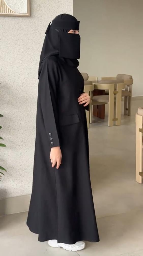 عبايه ازرار كلاسيكية بتصميم عصري وهادئ