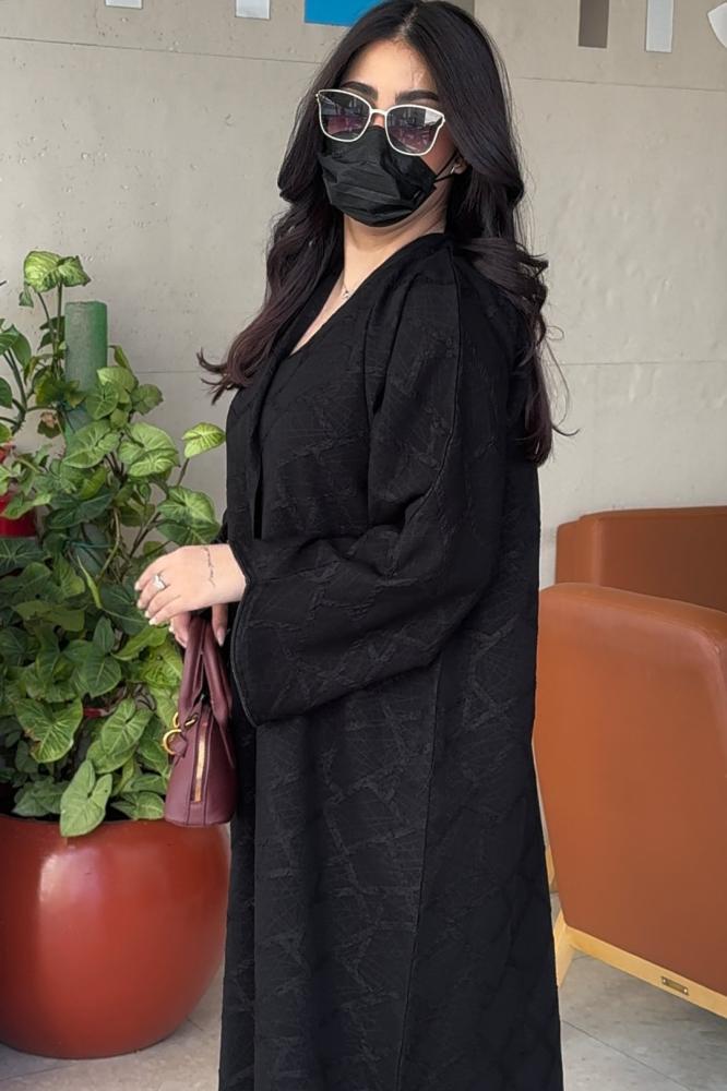 عباية مفتوحة باللون الأسود بقماش منقوش مثالية للمناسبات والأعراس