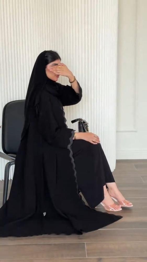 عباية مفتوحة بخامة فخمة وملمس ناعم يعطي إحساس بالراحة والأناقة