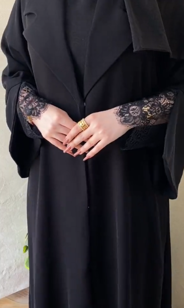 عبايات دانتيل أسود أناقة راقية تلفت الأنظار