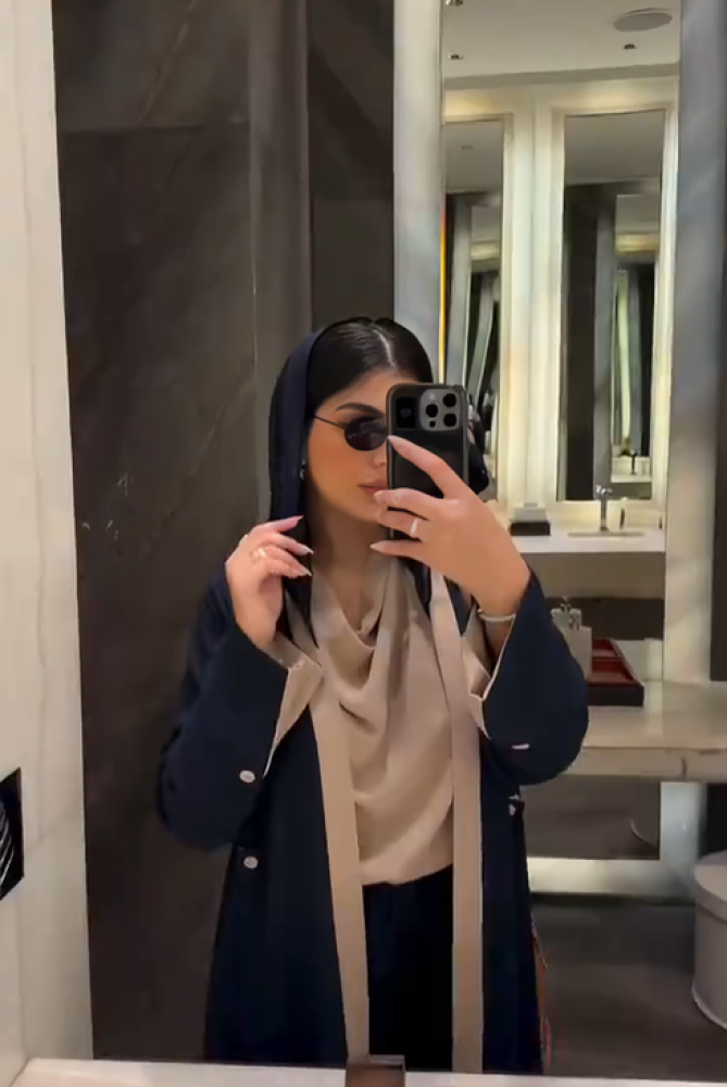 عباية كاجوال سوداء بتدخيلة بيج وأكمام دبل فيس بلمسة أنيقة