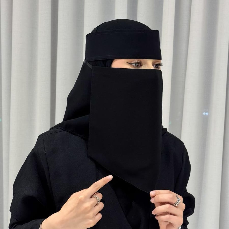 نقاب قصير يمنحك إطلالة محتشمة وأنيقة في نفس الوقت