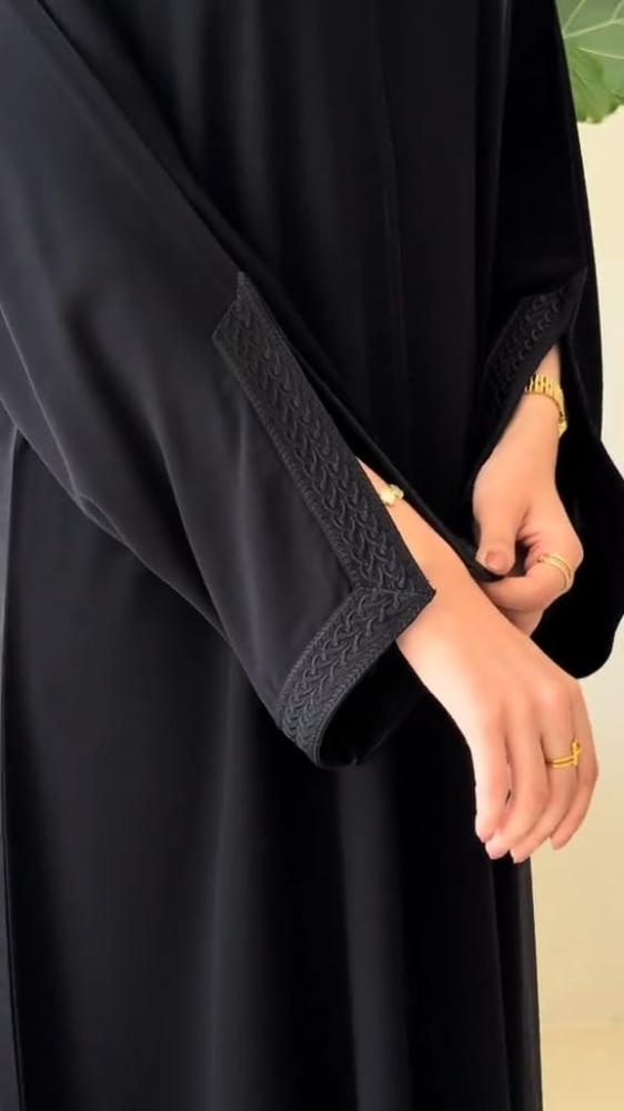 عباية كلوش ساده بطابع كلاسيكي عصري قطعة تجمع بين البساطة الراقية