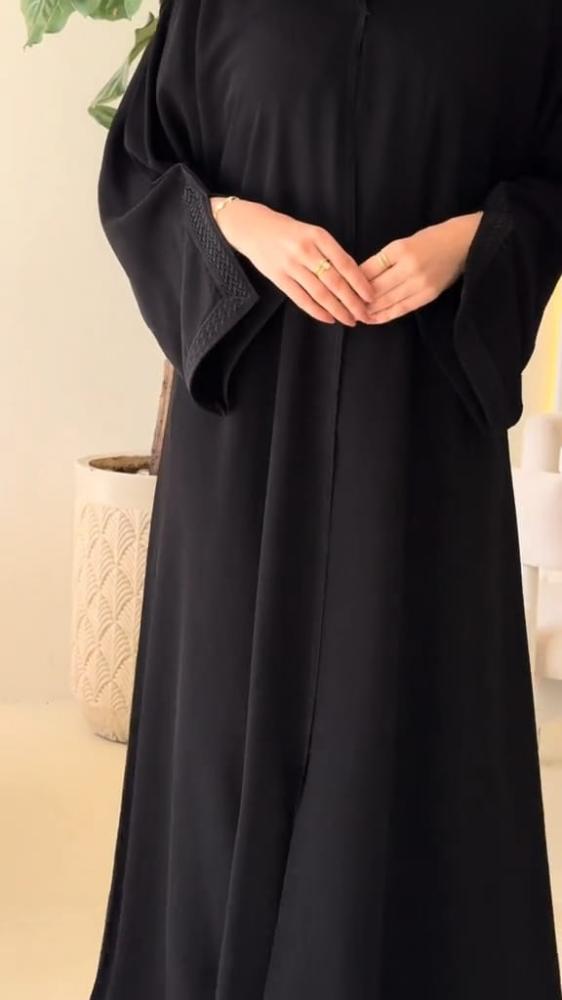 عباية كلوش ساده بطابع كلاسيكي عصري قطعة تجمع بين البساطة الراقية