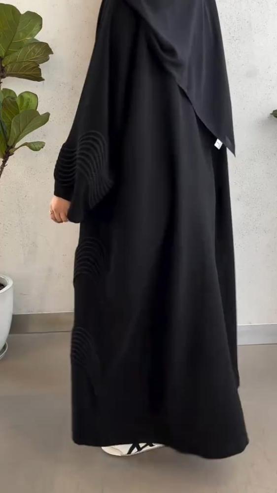 عبايه مفتوحه بتصميم محتشم وناعم