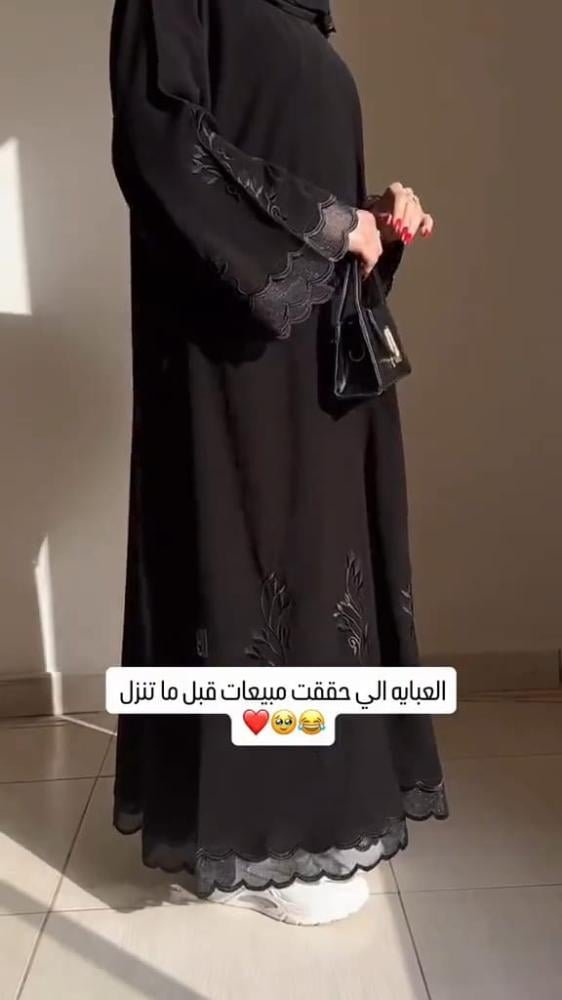 عبايه مزخرفه بخامة ناعمة وفاخرة تعطي إحساس بالراحة والانسيابية
