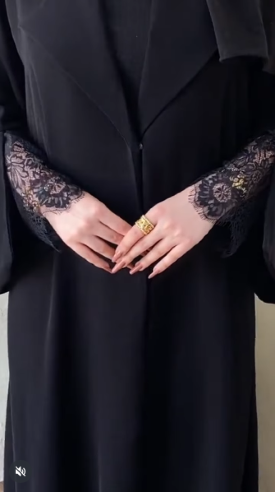 عبايات دانتيل أسود أناقة راقية تلفت الأنظار
