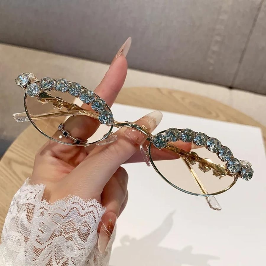 Oval sunglasses for women – luxurious and diamond-studded for 2025