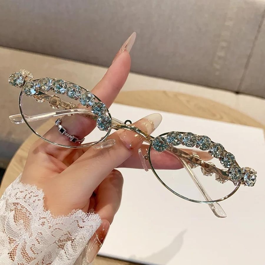 Oval sunglasses for women – luxurious and diamond-studded for 2025
