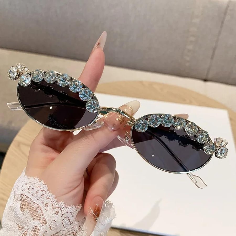 Oval sunglasses for women – luxurious and diamond-studded for 2025